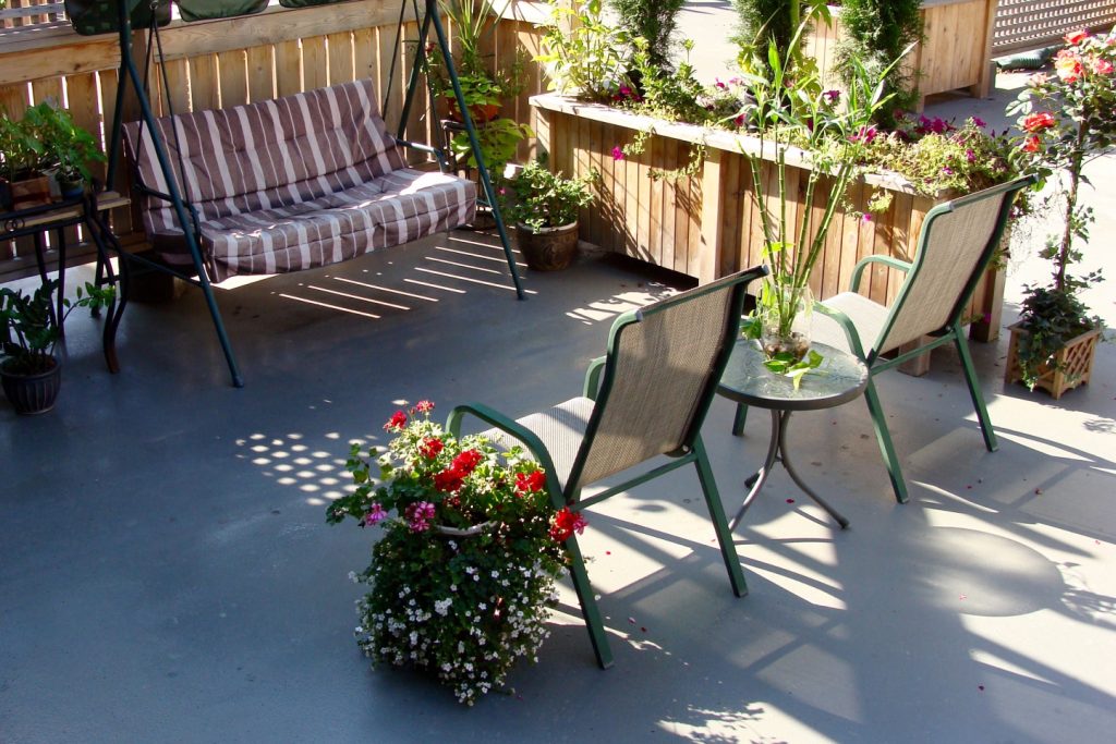 A rustic interlocking patio with irregular brown stones