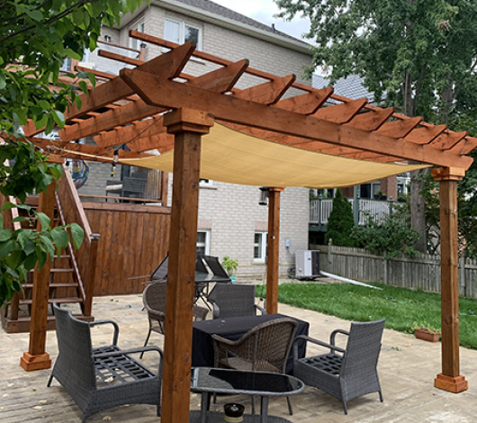 Pergolla and stone patio on the backyard